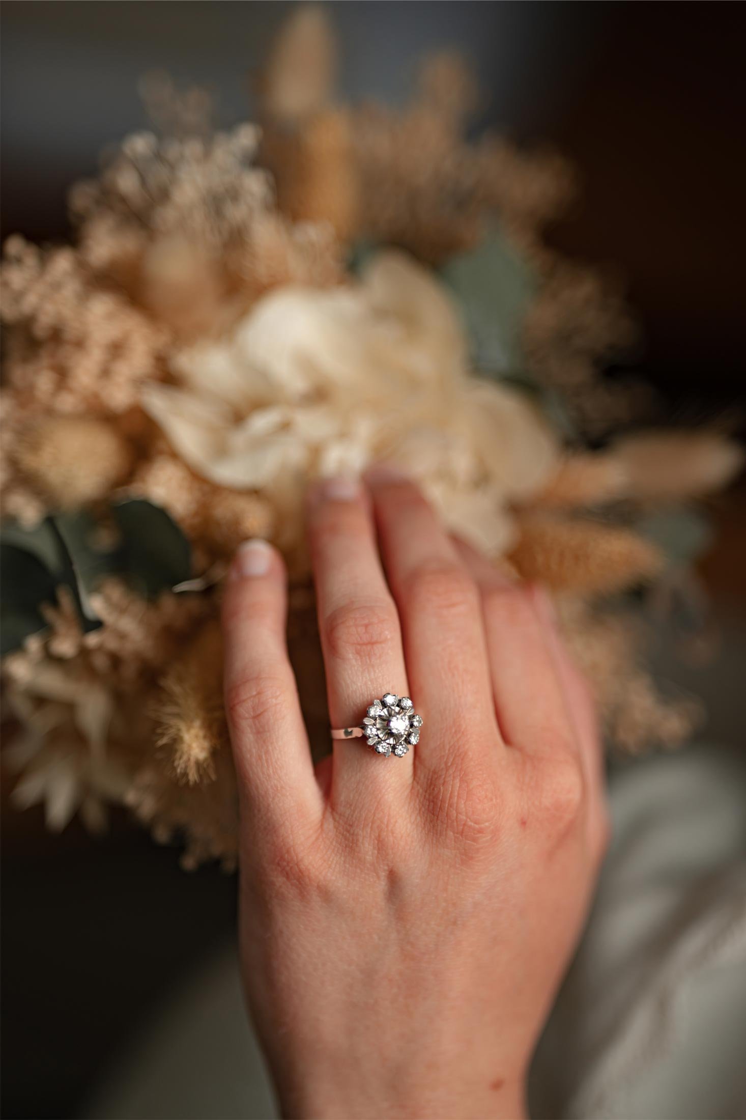 Photographe de mariage à Paris, alliance et bouquet de la mariée