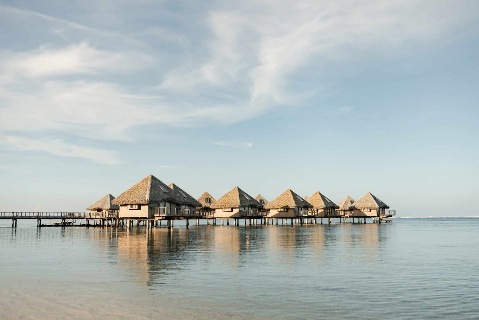 Un hôtel avec des bungalows sur pilotis à Tahiti en Polynésie française pour un shooting autour de Papeete