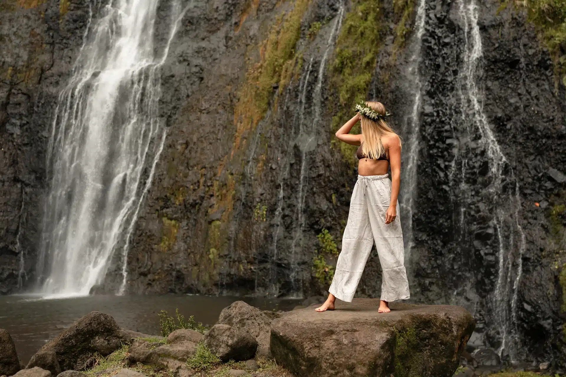 Shooting sur sable noir à Tahiti et cascade à Papeno'o