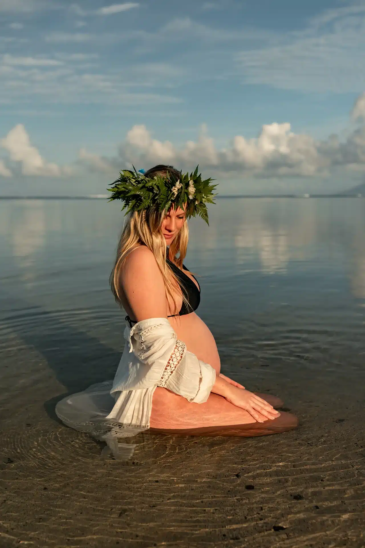 Shooting grossesse à Tahiti avec de futur parents qui s'embrassent