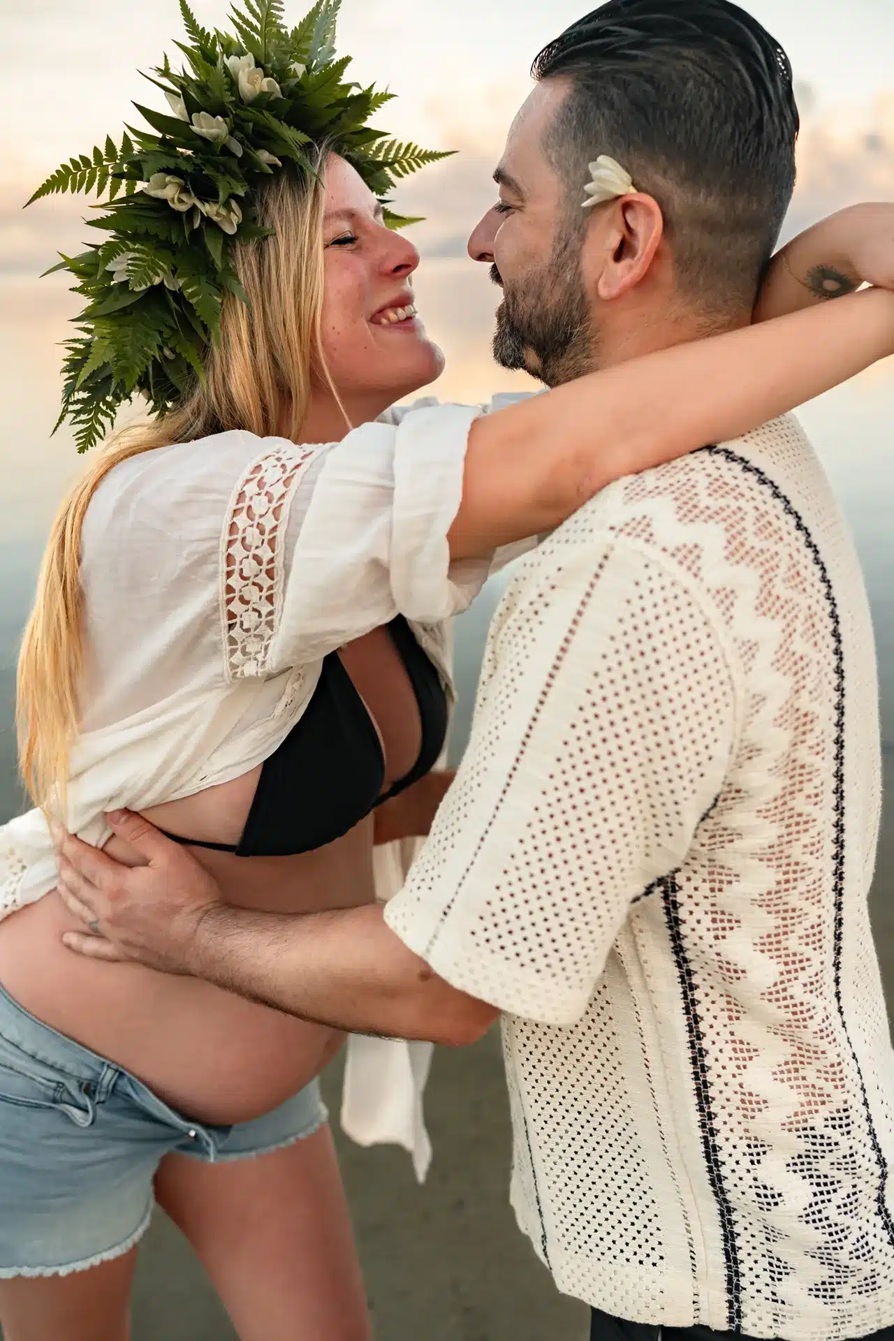 Shooting grossesse à Tahiti avec de futurs parents qui s'enlacent