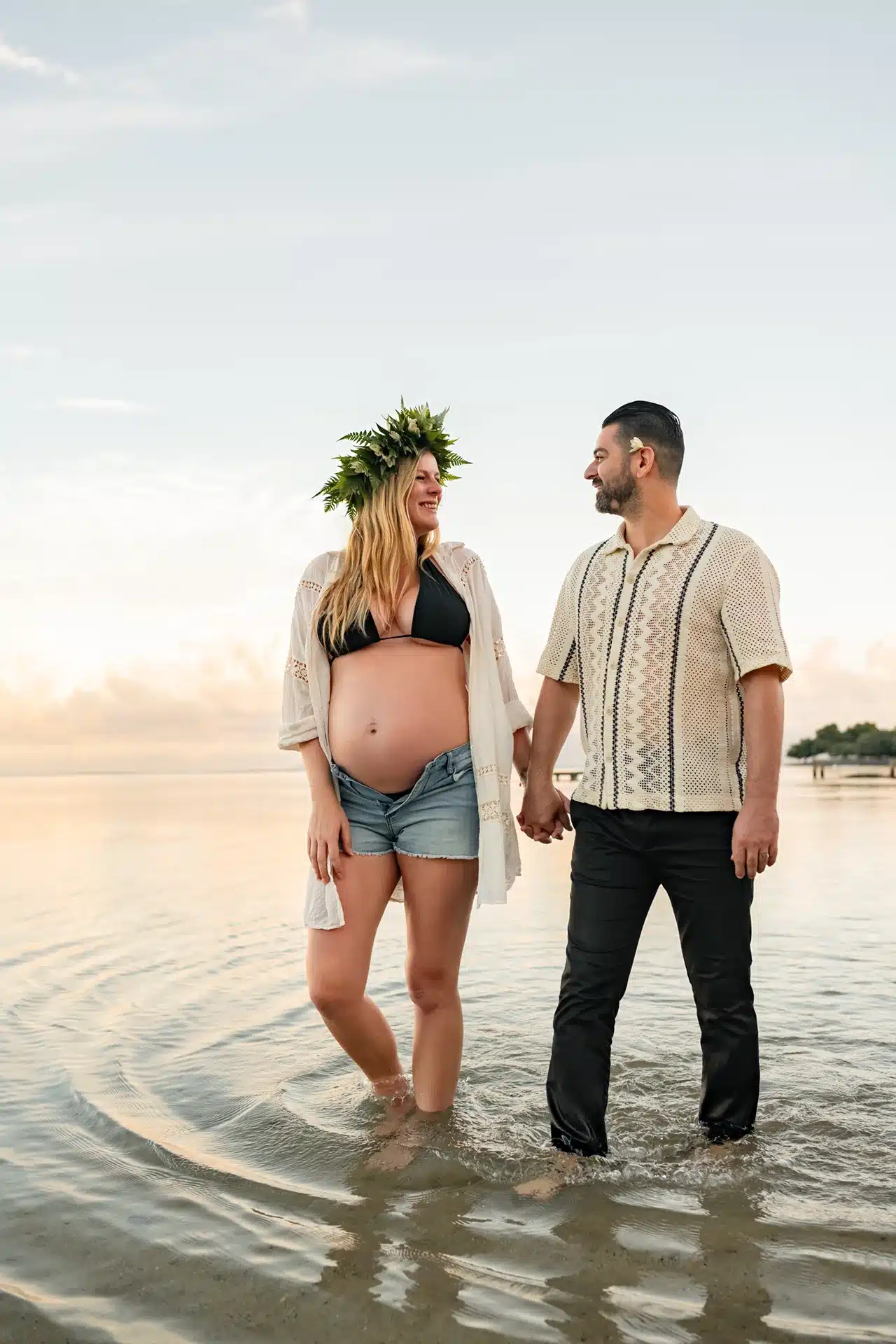 Shooting grossesse à Tahiti avec de futurs parents qui se tiennent la main