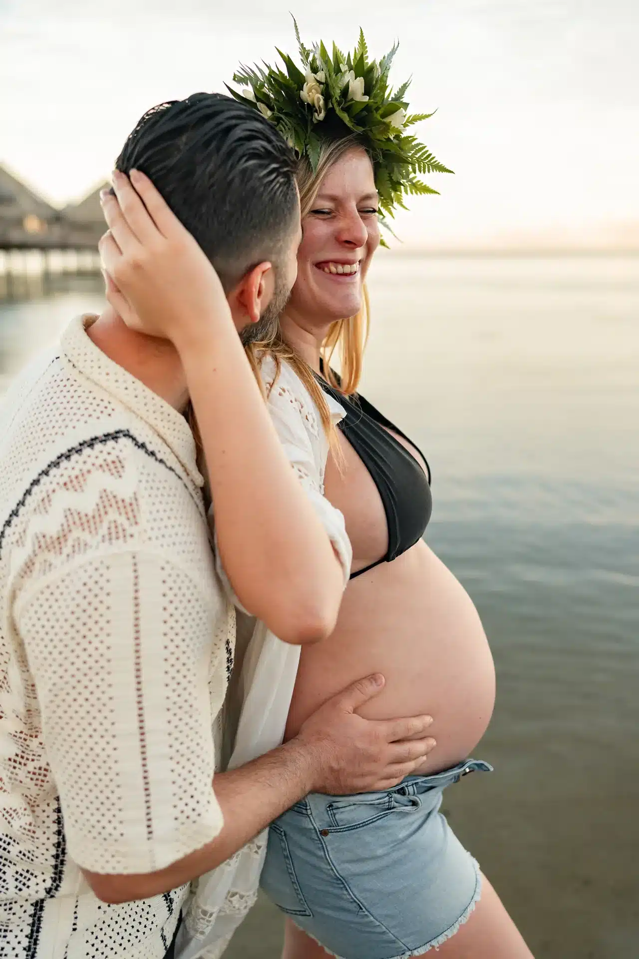 Shooting grossesse à Tahiti avec de futurs parents qui se font un calin