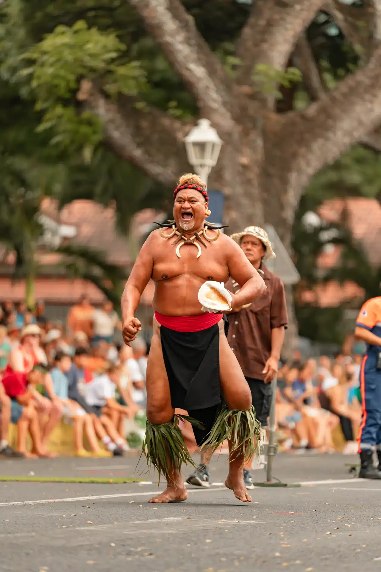 Les coureurs de la course de porteurs de fruits à Papeete