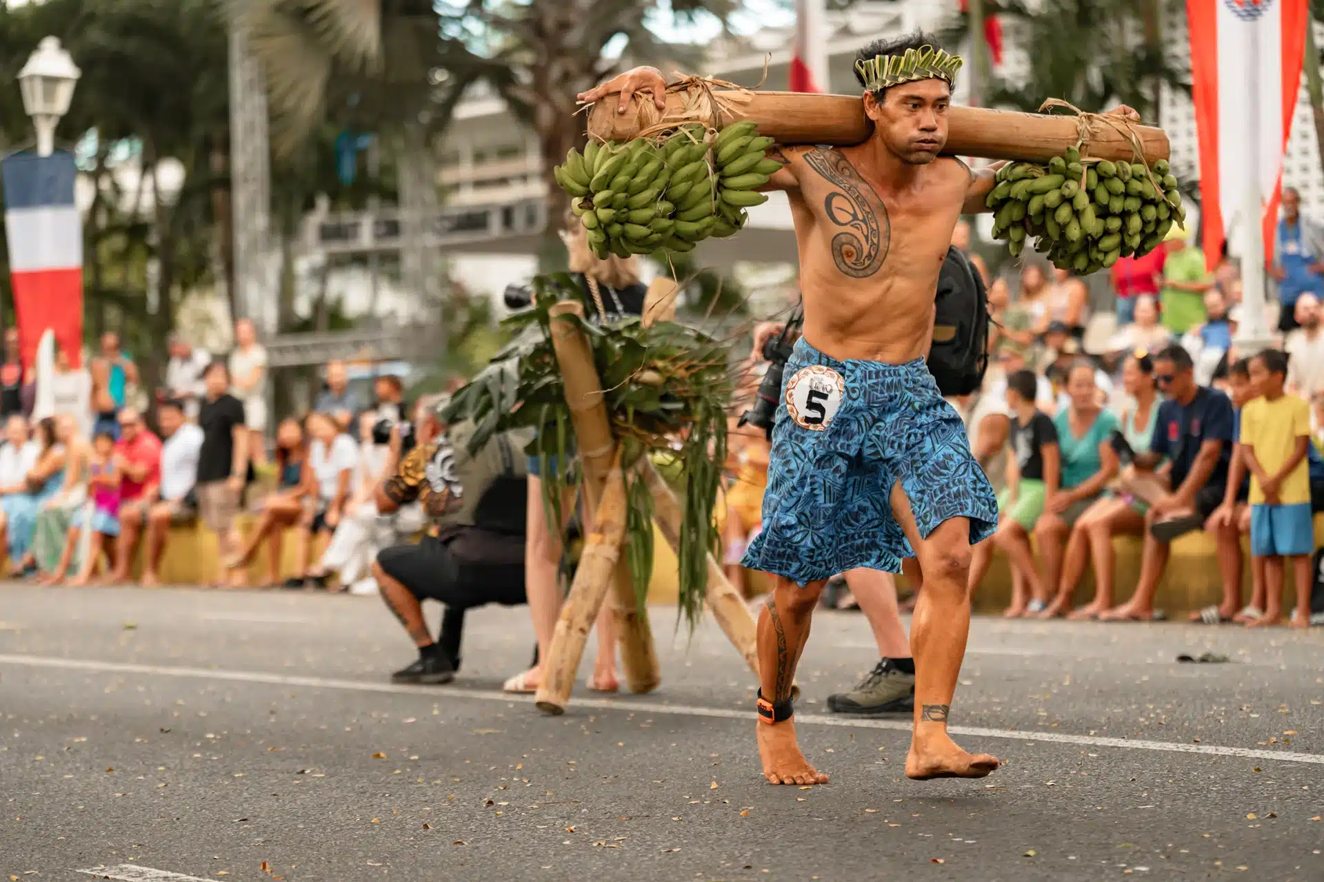 Les coureurs de la course de porteurs de fruits à Papeete