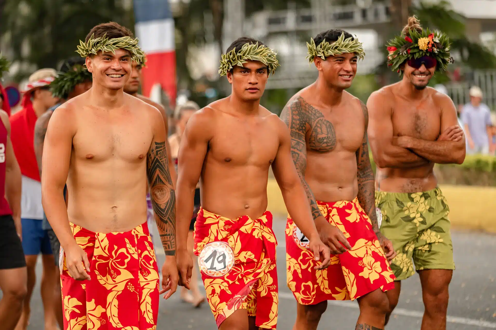 Les coureurs de la course de porteurs de fruits à Papeete