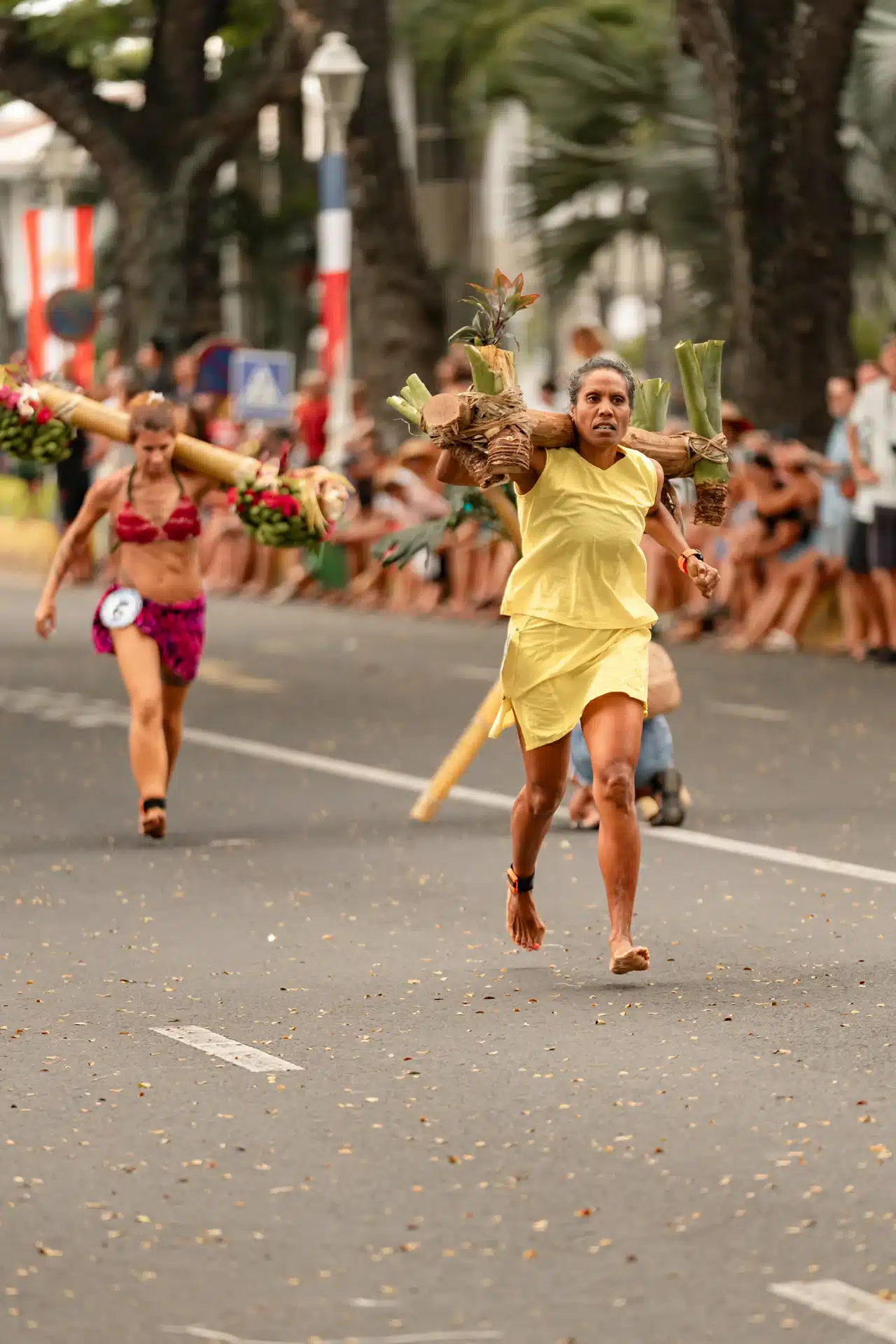 Les coureuses de la course de porteurs de fruits à Papeete