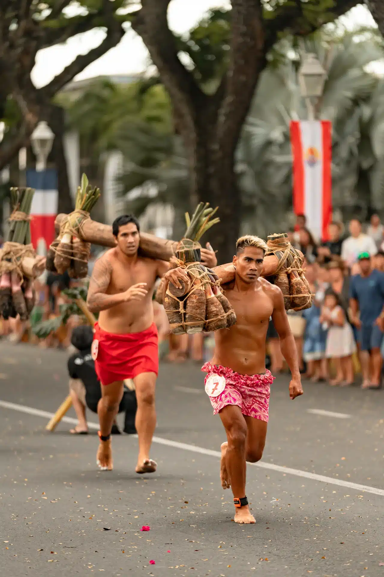 Les coureurs de la course de porteurs de fruits à Papeete