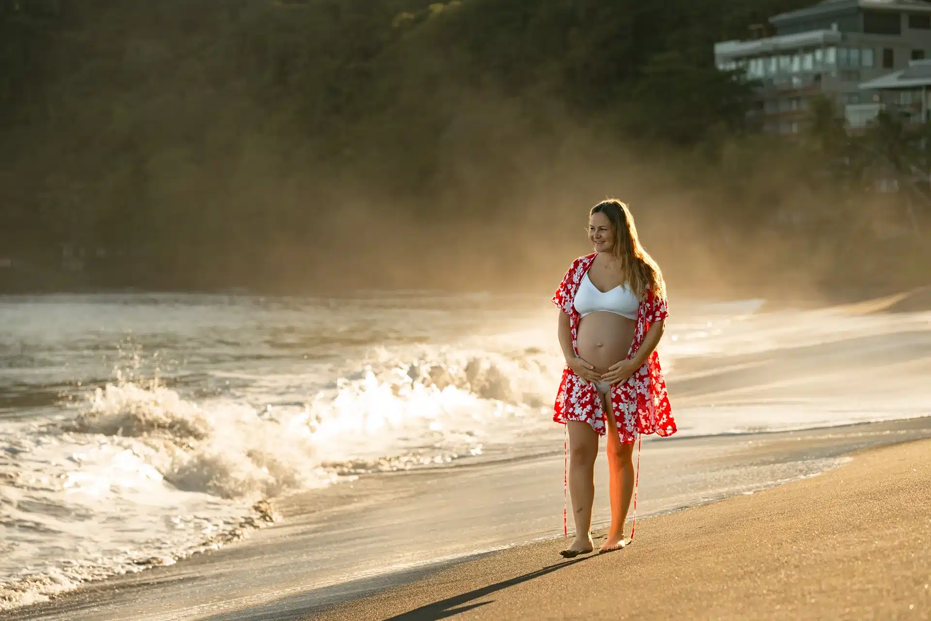 Femme enceinte qui se promène sur la plage, prise par Samantha, photographe à Tahiti