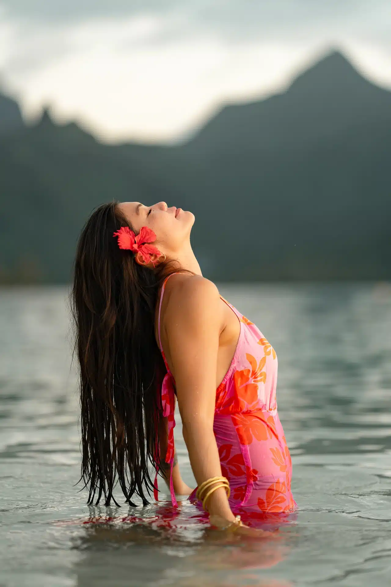 Vahiné lors d'un shooting à Moorea sur la plage de la Mareto