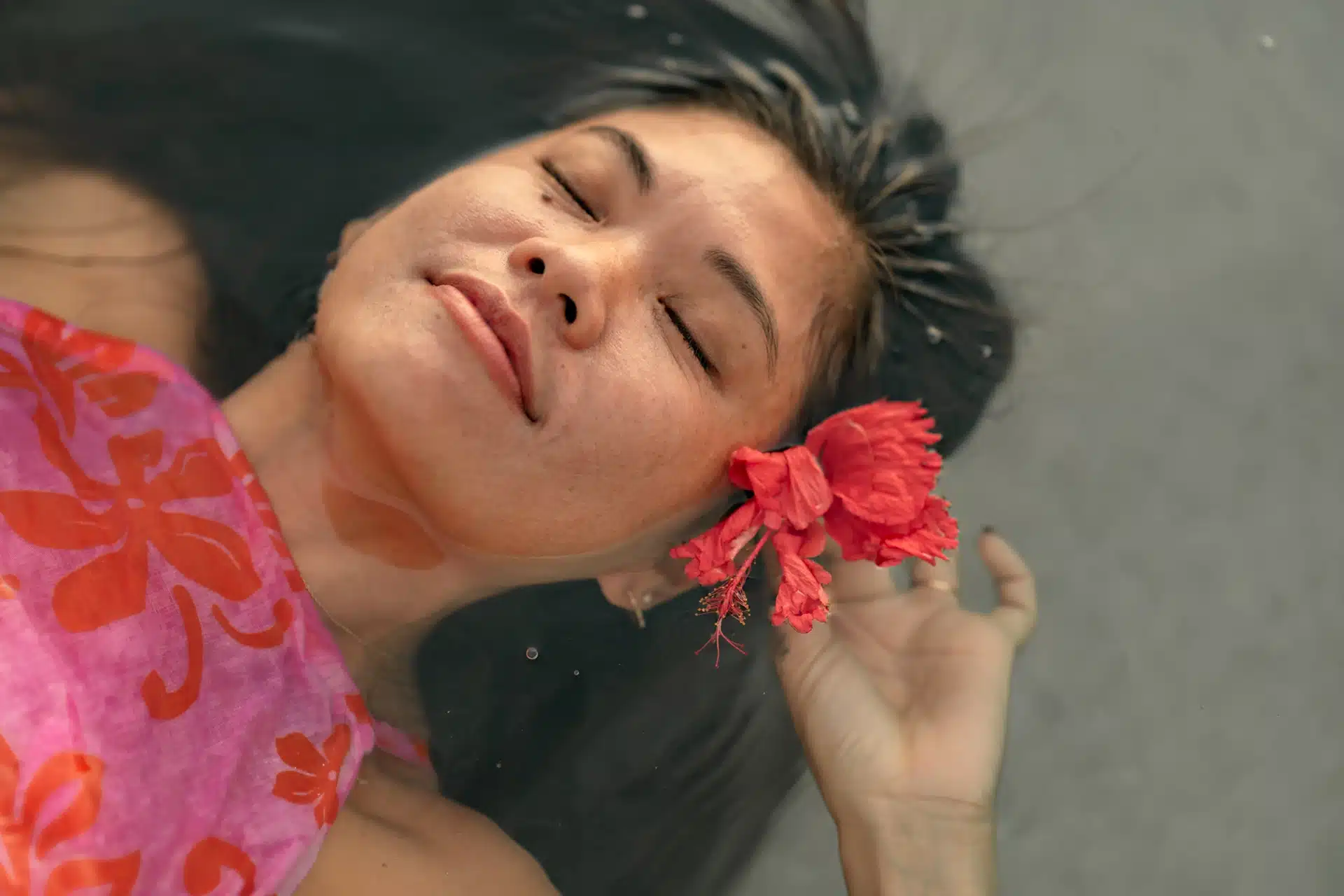 Vahiné lors d'un shooting à Moorea sur la plage de la Mareto