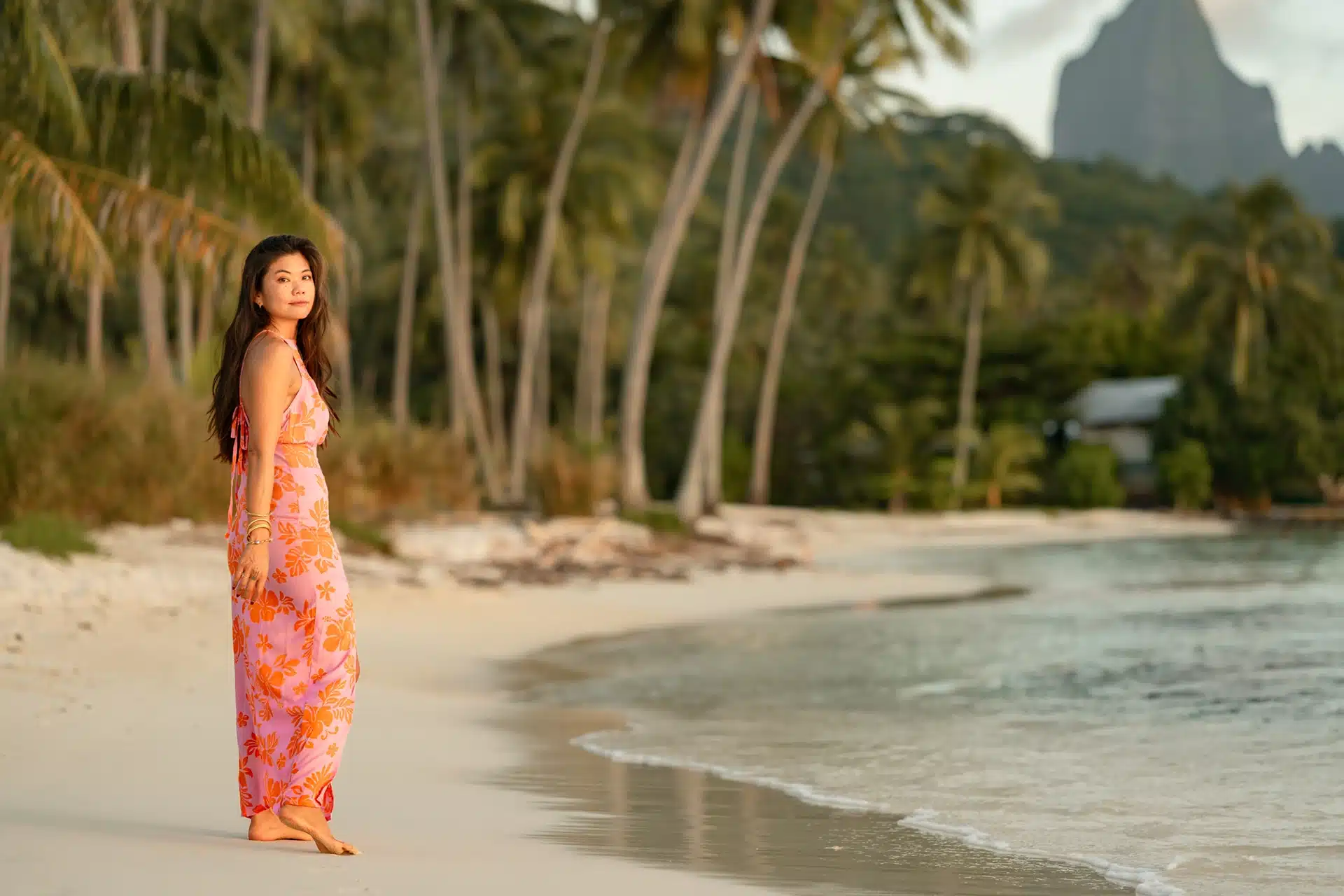 Vahiné lors d'un shooting à Moorea sur la plage de la Mareto