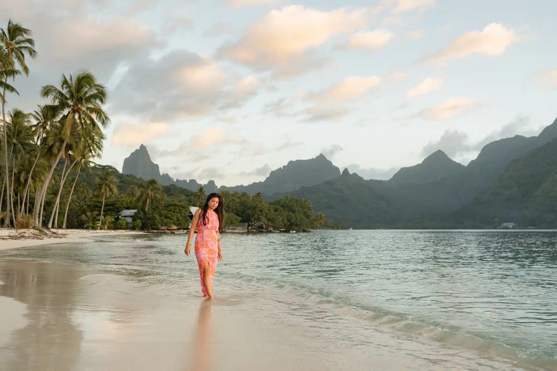 Vahiné lors d'un shooting à Moorea sur la plage de la Mareto