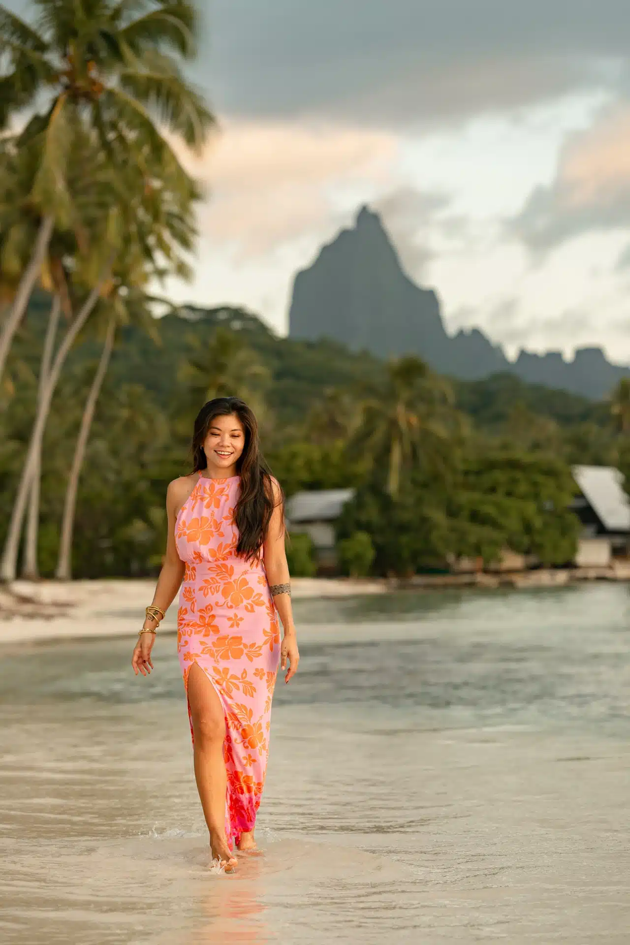 Vahiné lors d'un shooting à Moorea sur la plage de la Mareto