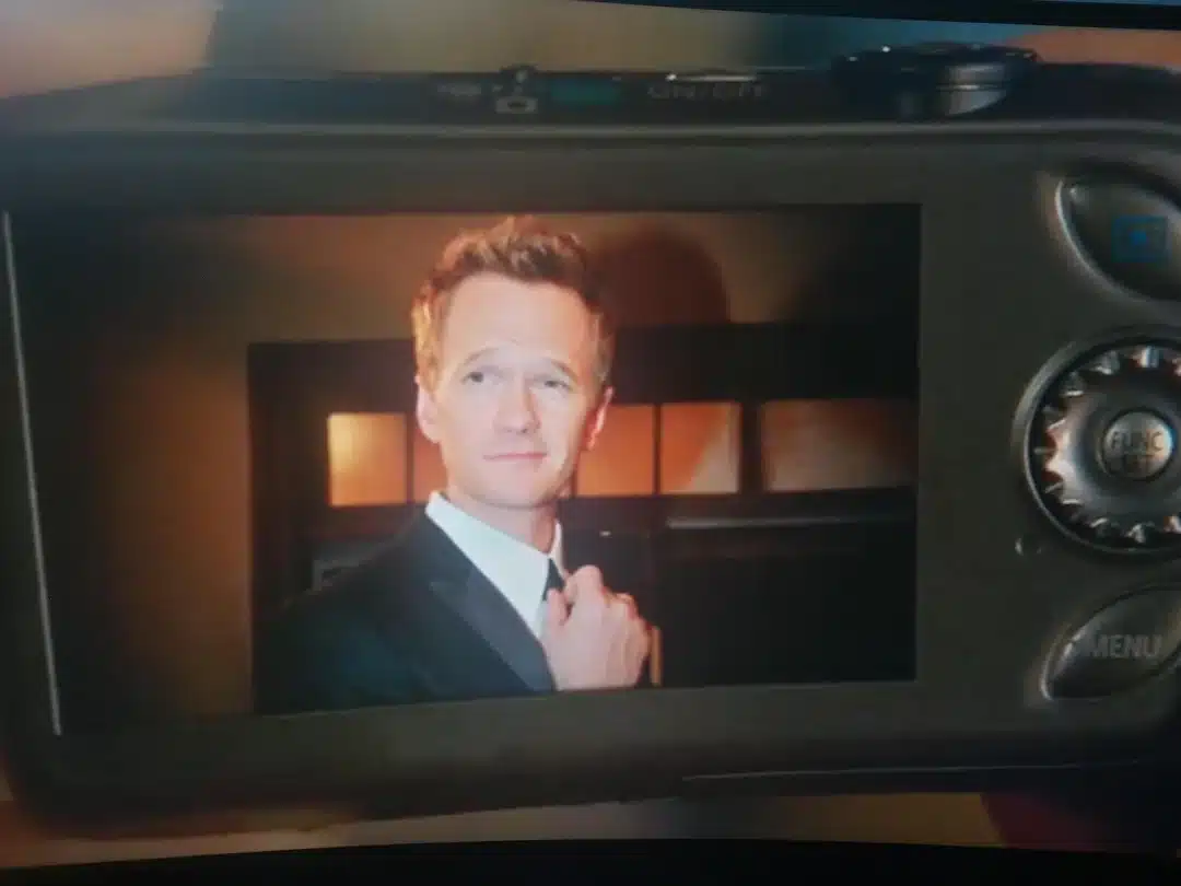 Barney Stinson qui sait bien poser en toutes circonstances