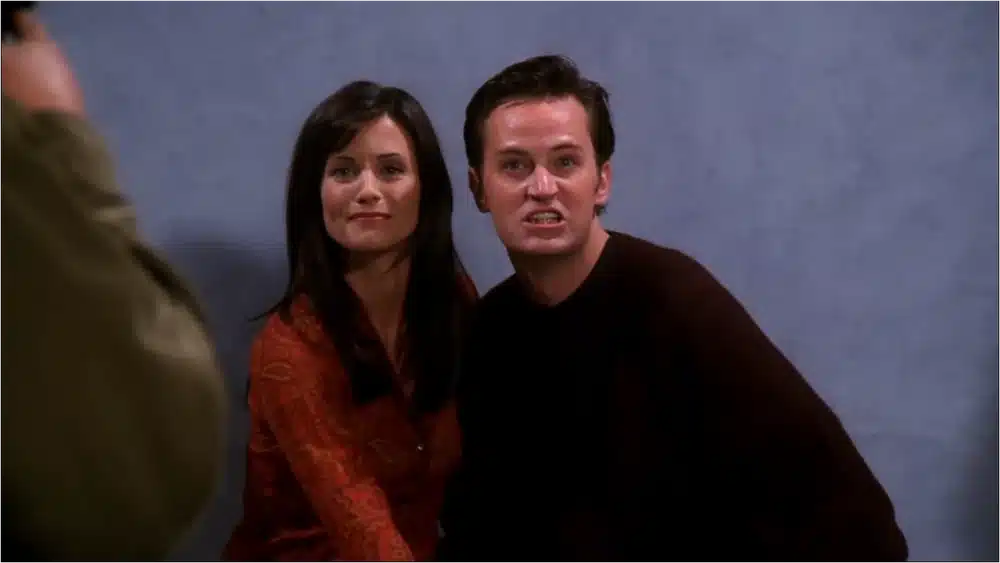 Chandler Bing qui ne sait pas bien poser pour sa photo avec Monica
