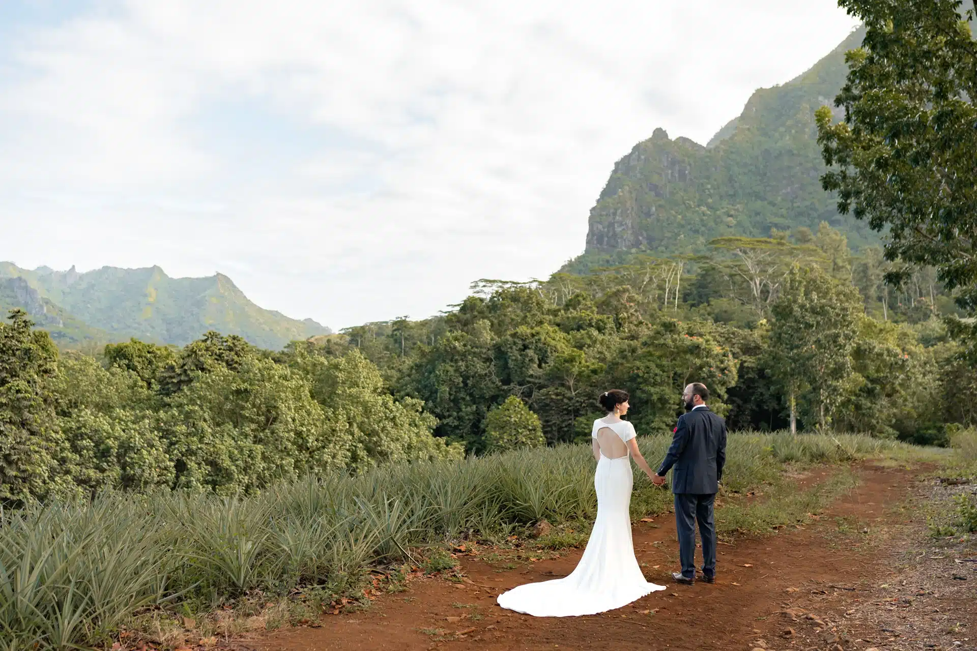 Des mariés qui marchent dans la nature pour leur mariage à Tahiti