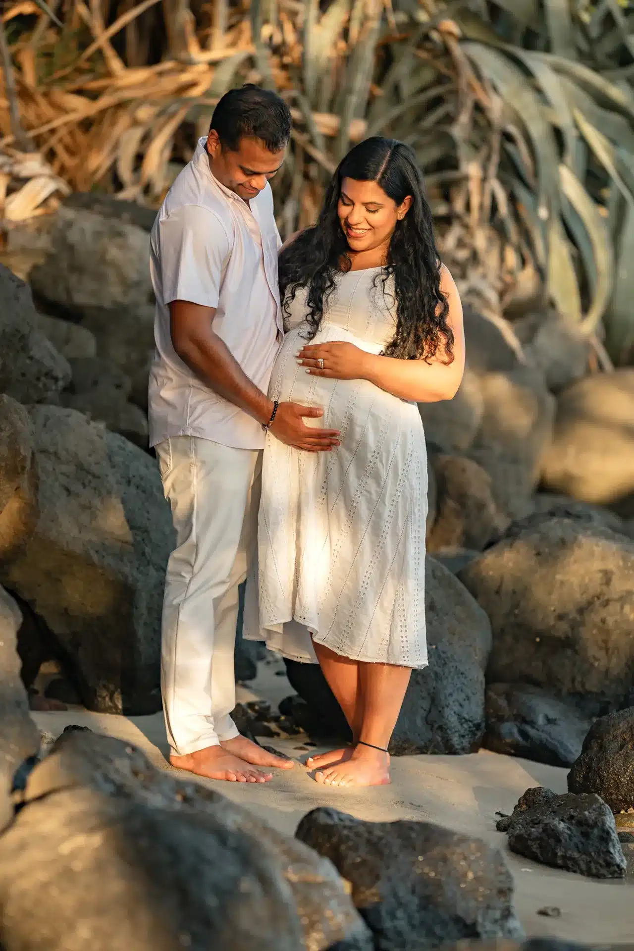 Couple se prenant en photo sur la plage par une photographe de grossesse à Tahiti