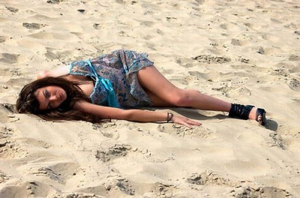 Shooting sur la plage avec une femme qui ne siat pas bien poser