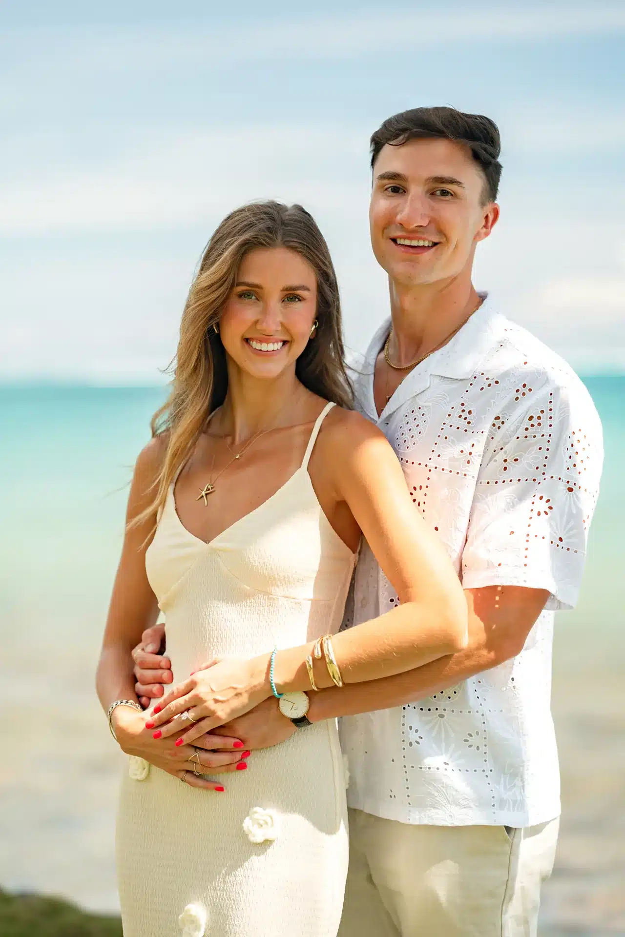 Bisou après la demande en mariage à Tahiti à l'hôtel Intercontinental