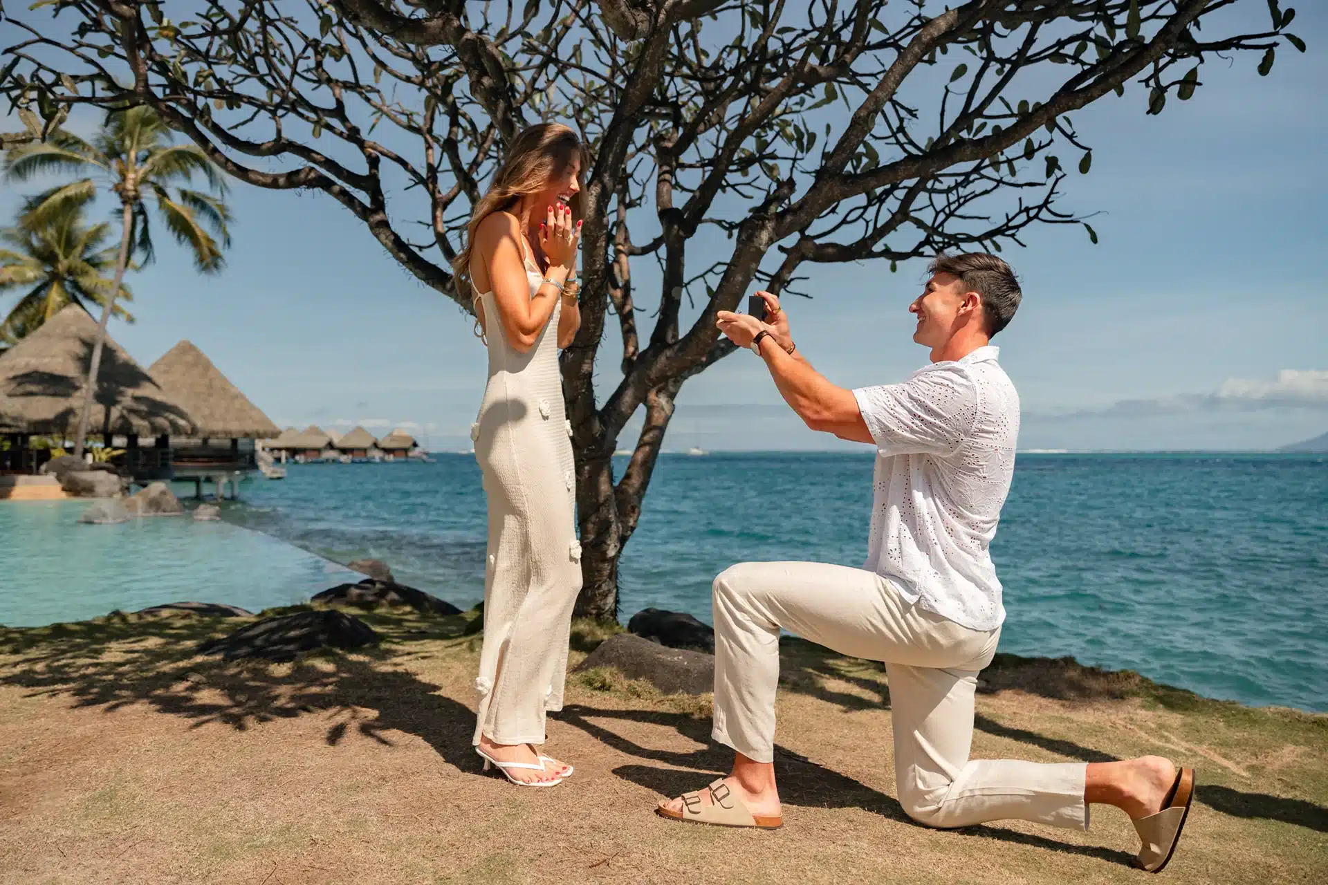 Genou à terre pour la demande en mariage à Tahiti à l'hôtel Intercontinental