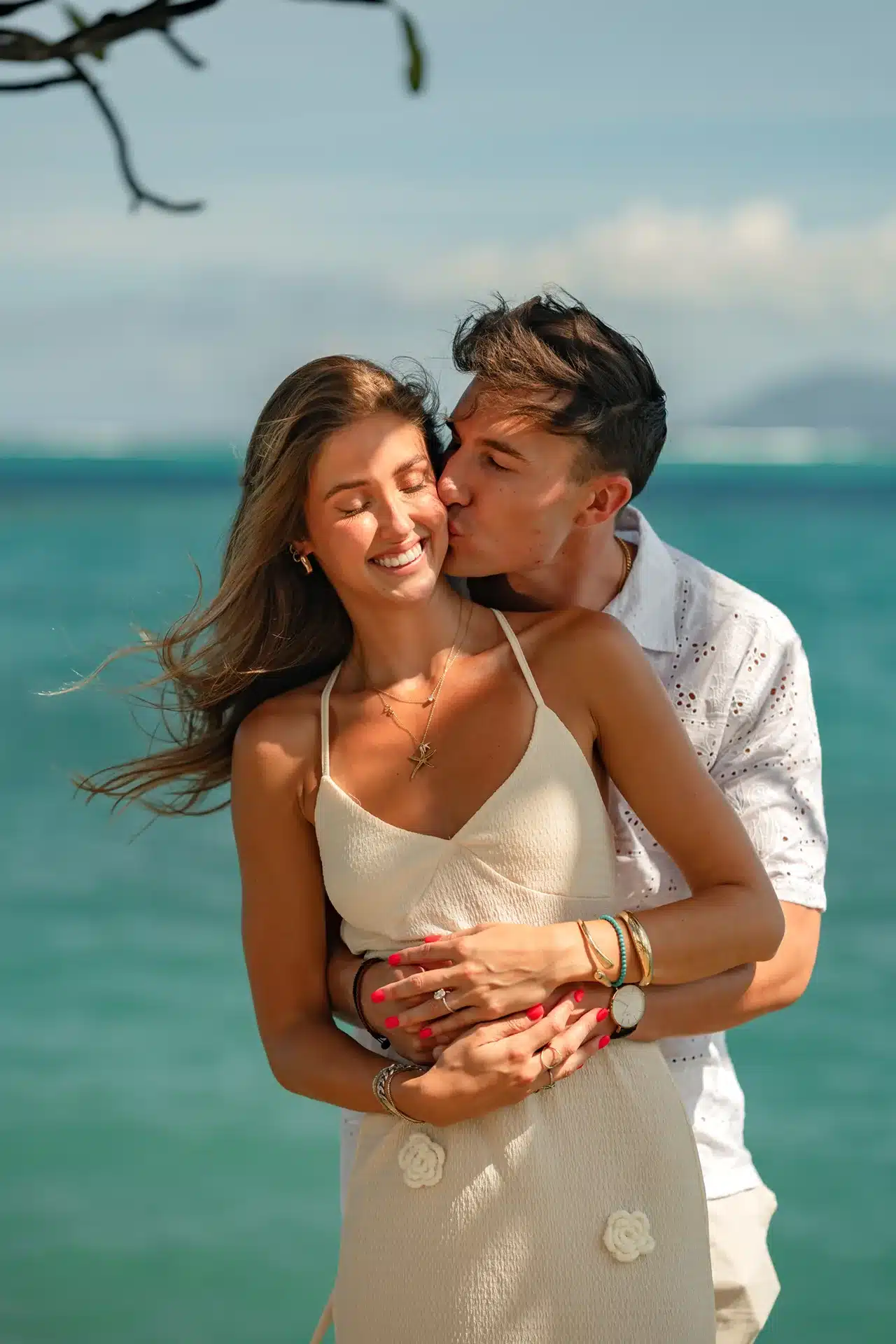 Les futurs mariés enlacés après la demande en mariage à Tahiti à l'hôtel Intercontinental