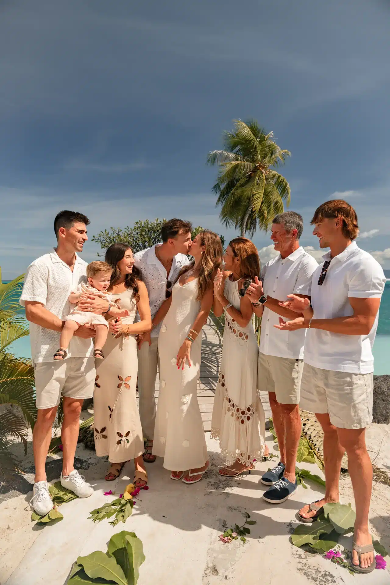 Grande photo de famille réunie pour une demande en mariage à Tahiti à l'hôtel Intercontinental
