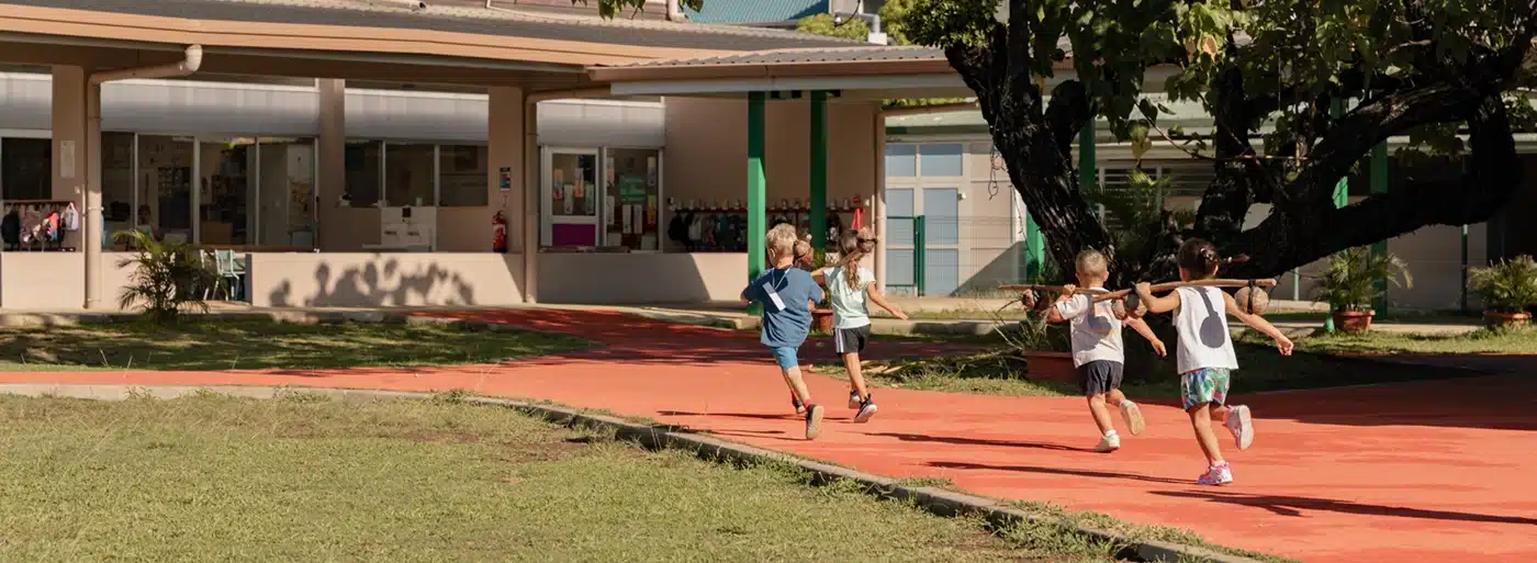 Des enfants qui courent à l'école maternelle Tama Nui à Papeete