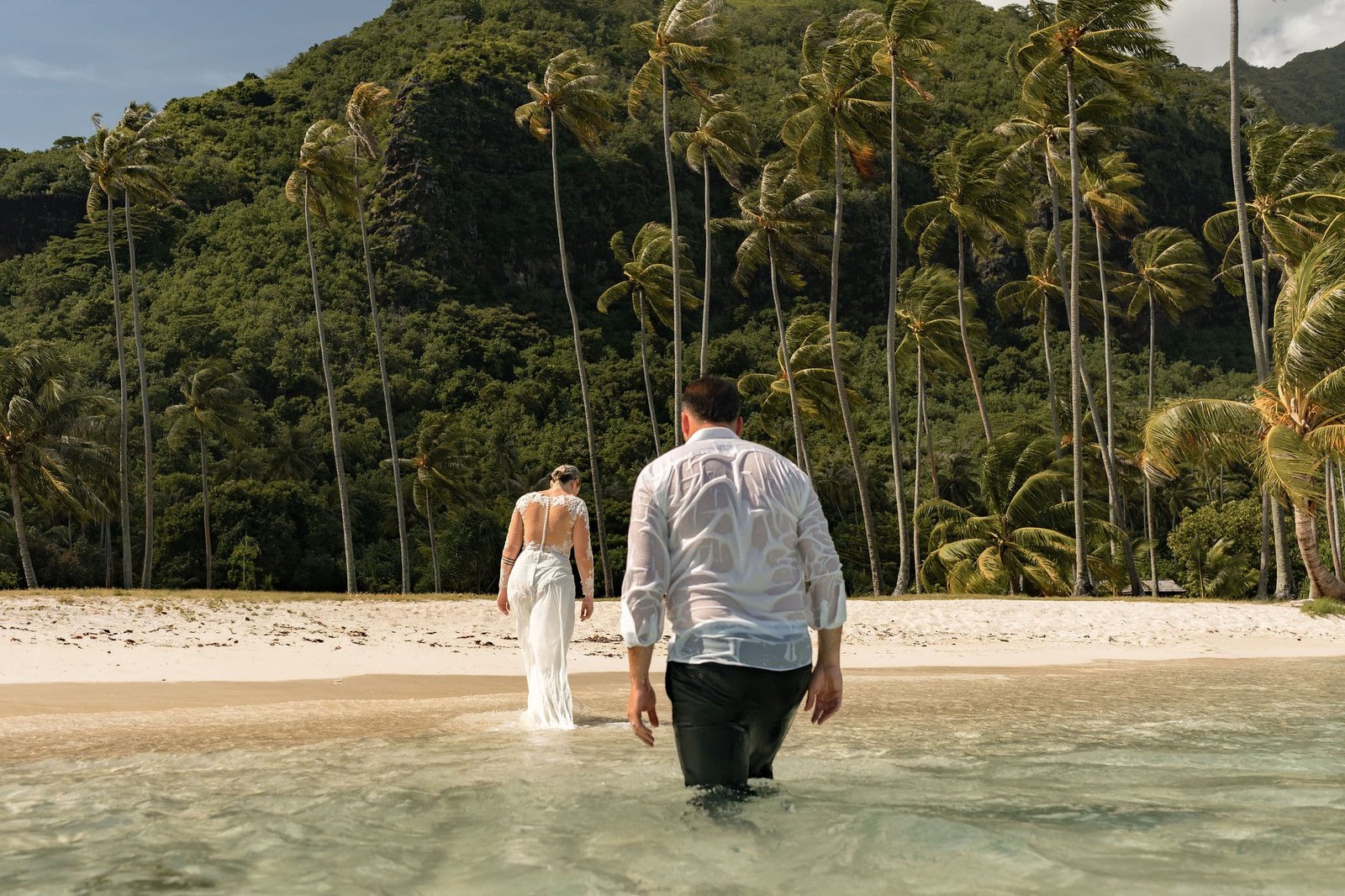 DayAfterMelanieetYannick-SamanthaHemeryPhotographe-245 Day After à Moorea avec les mariés qui sorte de l'océan