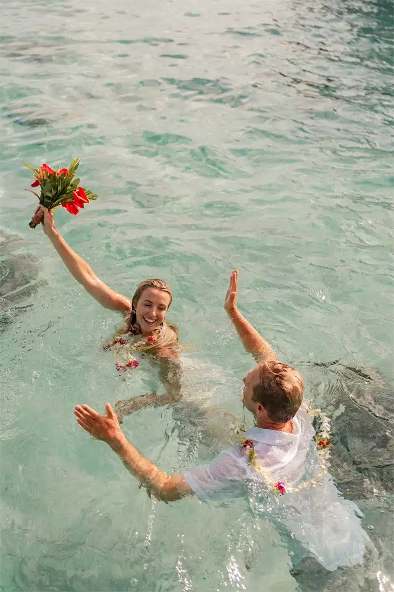 day-after-maries-eau-moorea-samantha-hemery Day after mariés dans l'eau à Moorea — Samantha Hemery photographe