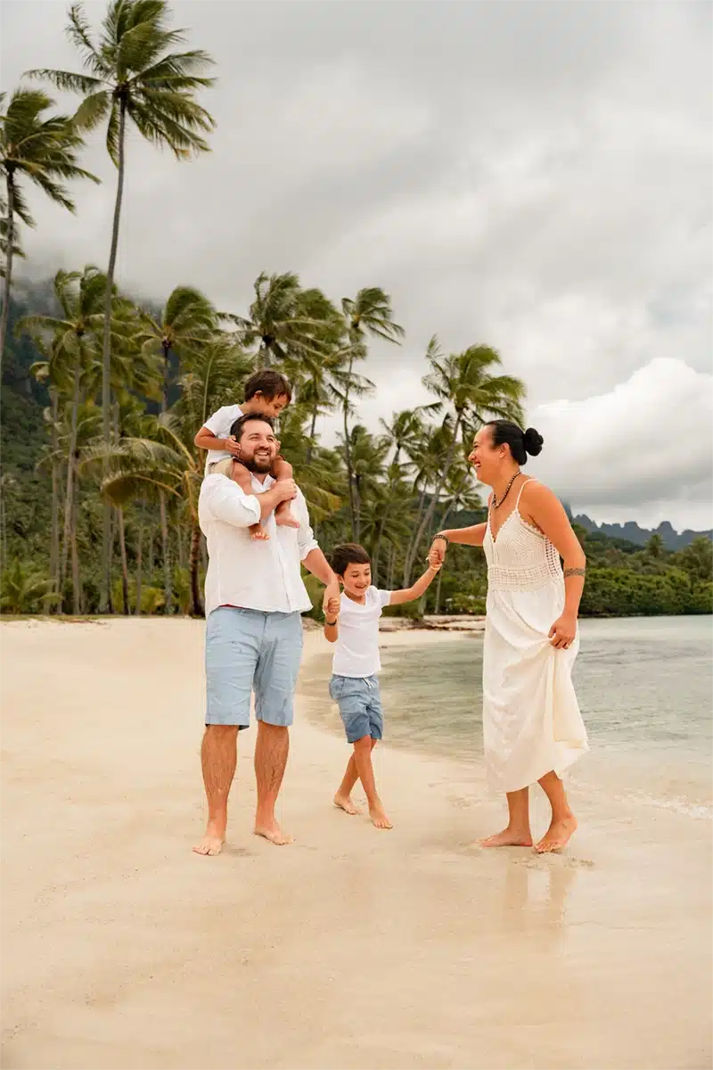 seance-famille-plage-moorea-samantha-hemery Séance photo famille sur la plage de Moorea — Samantha Hemery photographe